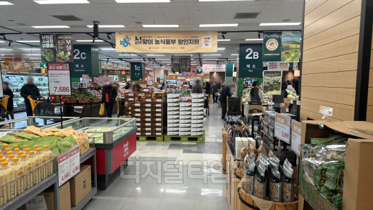 설 연휴를 앞두고 물가가 치솟으면서 장을 보러 나온 시민들의 발걸음이 무겁다. 사진은 7일 방문한 서울 영등포구의 한 대형 마트.